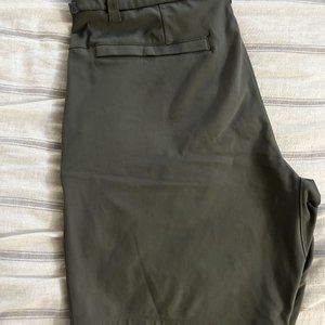 Lululemon Commission Classic-Fit Short 7" Warpstreme Olive Size 32